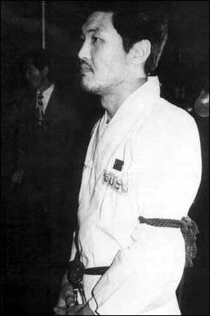 민청학련 사건으로 투옥되었다가 출감된 후 가진 기자회견과 1975년 2월 동아일보에 게재한 옥중기 <고행...1974> 필화사건으로 출옥 한 달만에 재투옥된 김지하 시인이 서울형사지법 법정에서 공판을 받고 있다.